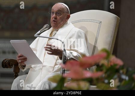 **NON LIBRI** Italie, Rome, Vatican, 2024/10/25.le Pape François rencontre les membres du Diocèse pour marquer la conclusion du voyage '(dis)Equalites', à la Basilique Saint Jean-Latran, à Rome, Italie, l'initiative (dis)Equalites, axée sur la fin des inégalités, a été lancée en février pour célébrer le 50e anniversaire de la conférence, 'la responsabilité des chrétiens en réponse aux attentes de la Charité et de la Justice dans la ville de Rome', selon le Vatican. Photographie des MÉDIAS DU VATICAN / photo de presse catholique Banque D'Images