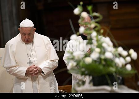 **NON LIBRI** Italie, Rome, Vatican, 2024/10/25.le Pape François rencontre les membres du Diocèse pour marquer la conclusion du voyage '(dis)Equalites', à la Basilique Saint Jean-Latran, à Rome, Italie, l'initiative (dis)Equalites, axée sur la fin des inégalités, a été lancée en février pour célébrer le 50e anniversaire de la conférence, 'la responsabilité des chrétiens en réponse aux attentes de la Charité et de la Justice dans la ville de Rome', selon le Vatican. Photographie des MÉDIAS DU VATICAN / photo de presse catholique Banque D'Images