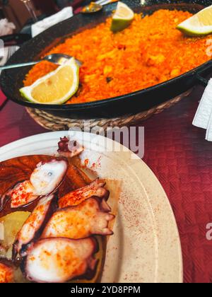 Plat traditionnel de paella valencien avec divers fruits de mer servis sur une table Banque D'Images