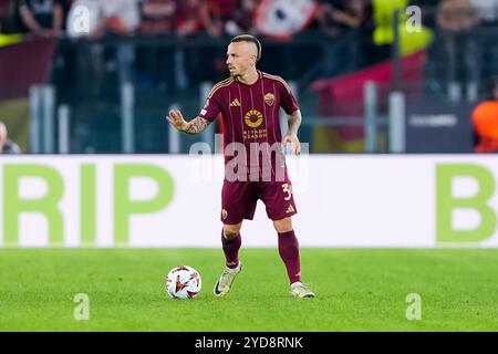 Rome, Italie. 24 octobre 2024. Angelino de L'AS Roma lors du match de l'UEFA Europa League 2024/25 phase MD3 entre L'AS Roma et le FC Dynamo Kyiv au Stadio Olimpico le 24 octobre 2024 à Rome, Italie. Crédit : Giuseppe Maffia/Alamy Live News Banque D'Images