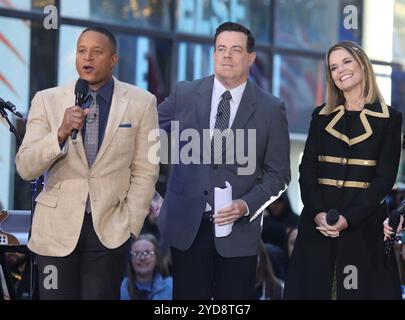 25 octobre 2024, New York, New York, États-Unis : CRAIG MELVIN, CARSON DALY et SAVANNAH GUTHRIE, co-animateurs de todayâ€™ vus lors de la performance de la chanteuse country Kelsea Balleriniâ€™ vue lors de l'émission Today organisée au Rockefeller Plaza. (Crédit image : © Nancy Kaszerman/ZUMA Press Wire) USAGE ÉDITORIAL SEULEMENT! Non destiné à UN USAGE commercial ! Banque D'Images