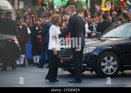 Oviedo, Espagne, 25 octobre 2024 : le Roi Felipe VI d'Espagne (R) s'entretient avec sa mère la Reine émérite Sofia de Grèce (l) lors des Prix Princesse des Asturies 2024, le 25 octobre 2024, au Théâtre Campoamor, à Oviedo, Espagne. Crédit : Alberto Brevers / Alamy Live News. Banque D'Images
