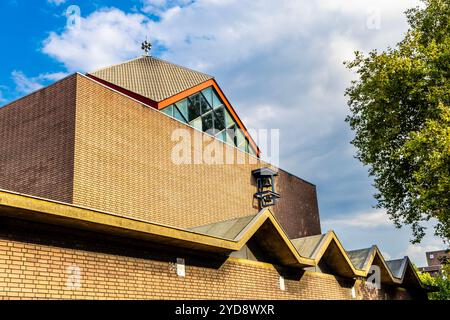 Extérieur du nouveau style brutaliste 1960 intérieur de l'église St Paul's Bow Common, Londres, Angleterre Banque D'Images