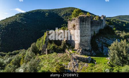 Les ruines de Rocchettine et le beau village de Rocchette, près de Torri à Sabina, dans la province de Rieti, Latium, Italie. Banque D'Images