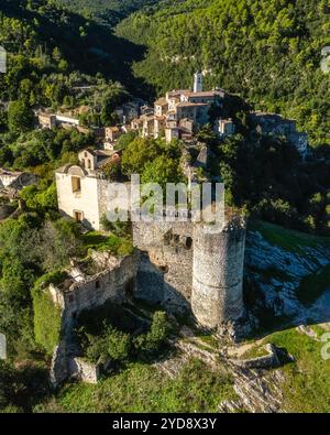 Les ruines de Rocchettine et le beau village de Rocchette, près de Torri à Sabina, dans la province de Rieti, Latium, Italie. Banque D'Images