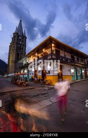 Plaza El Libertador et la Basilique de l'Immaculée conception à jardin, Colombie Banque D'Images