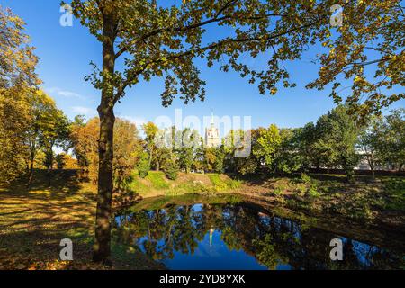 Vue sur le Teufelskuhle et le Kröpeliner Tor dans la ville hanséatique de Rostock à l'automne. Banque D'Images