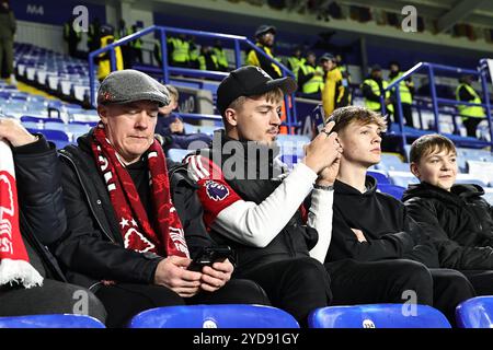 Les fans de Nottingham Forest attendent que le match commence avant le match de premier League entre Leicester City et Nottingham Forest au King Power Stadium de Leicester, en Angleterre. (James Holyoak/SPP) crédit : SPP Sport Press photo. /Alamy Live News Banque D'Images