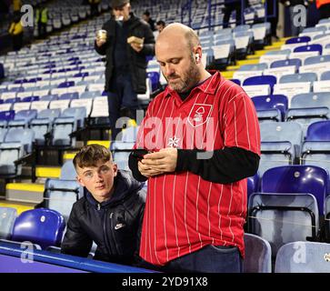 Les fans de Nottingham Forest attendent que le match commence avant le match de premier League entre Leicester City et Nottingham Forest au King Power Stadium de Leicester, en Angleterre. (James Holyoak/SPP) crédit : SPP Sport Press photo. /Alamy Live News Banque D'Images