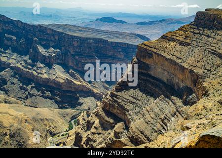 Jabal Shams, appelé Grand Canyon d'Arabie dans les montagnes de Hajar, au nord-est d'Oman au nord de la ville d'Al-Hamra Banque D'Images