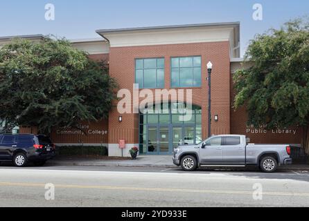 Septembre, 19, 2024, Lenoir City, TN : bâtiment abritant le collège communautaire et la bibliothèque publique, au centre-ville. Vue de face. Banque D'Images