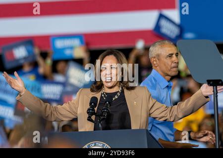 Le vice-président Harris a assisté à un rassemblement de campagne organisé avec l'ancien président Barack Obama à Atlanta le jeudi 24. Harris a été rejoint par des invités célèbres, Banque D'Images