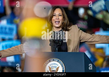 Le vice-président Harris a assisté à un rassemblement de campagne organisé avec l'ancien président Barack Obama à Atlanta le jeudi 24. Harris a été rejoint par des invités célèbres, Banque D'Images