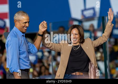 Le vice-président Harris a assisté à un rassemblement de campagne organisé avec l'ancien président Barack Obama à Atlanta le jeudi 24. Harris a été rejoint par des invités célèbres, Banque D'Images