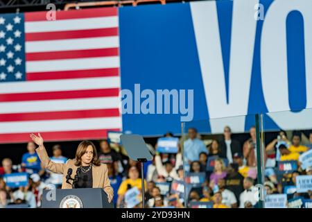 Le vice-président Harris a assisté à un rassemblement de campagne organisé avec l'ancien président Barack Obama à Atlanta le jeudi 24. Harris a été rejoint par des invités célèbres, Banque D'Images