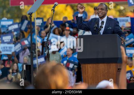 Michael L. Thurmond, président-directeur général du comté de DeKalb, en Géorgie, s'exprime lors d'un rassemblement de campagne organisé par le vice-président Harris avec l'ancien président Obama Banque D'Images