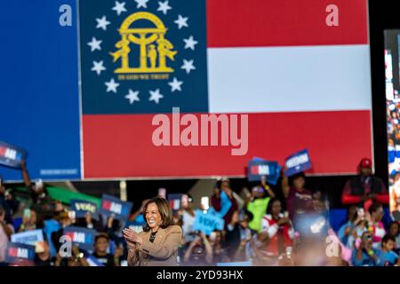 Le vice-président Harris a assisté à un rassemblement de campagne organisé avec l'ancien président Barack Obama à Atlanta le jeudi 24. Harris a été rejoint par des invités célèbres, Banque D'Images