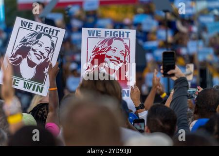 Kamala Harris Election signe lors d'un rassemblement de campagne organisé par le vice-président Harris avec l'ancien président Obama à Atlanta le jeudi 24. Harris a été rejoint par c Banque D'Images