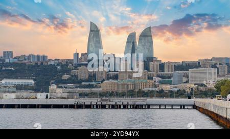 Bakou, Azerbaïdjan - 14 octobre 2024 : les tours flammes de Bakou s'élèvent contre la mer Caspienne, mêlant horizon urbain et beauté côtière au cœur de l'Azerbaïdjan Banque D'Images