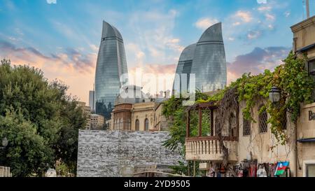 Bakou, Azerbaïdjan - 14 octobre 2024 : les tours flammes de Bakou se dressent face à l'Icherisheher historique, mêlant architecture moderne et charme de Bakou' Banque D'Images
