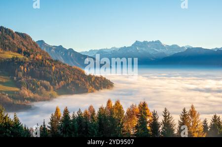 Coucher de soleil avec un ciel dégagé en automne sur les dents du midi Banque D'Images