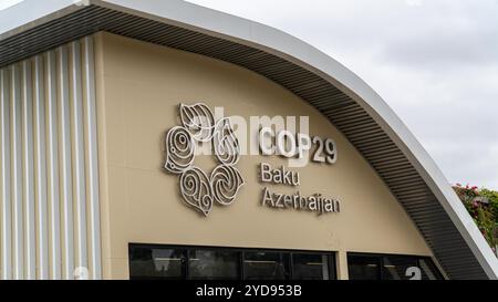 Bakou, Azerbaïdjan - 14 octobre 2024 : logo Cop29 et signalisation sur le bâtiment du centre d'information. La Conférence des Nations Unies sur les changements climatiques de 2024, connue sous le nom de Banque D'Images