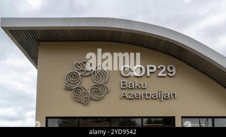 Bakou, Azerbaïdjan - 14 octobre 2024 : logo Cop29 et signalisation sur le bâtiment du centre d'information. La Conférence des Nations Unies sur les changements climatiques de 2024, connue sous le nom de Banque D'Images