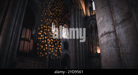 Cathédrale de Ripon, Ripon, Yorkshire du Nord, Royaume-Uni. Vues dans et autour de la cathédrale de Ripon à la fin octobre 2024. Photographie légère attrapée/Alamy News. Banque D'Images