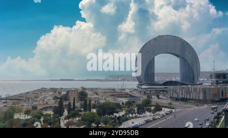 Bakou, Azerbaïdjan - 14 octobre 2024 : le projet de développement du croissant contre l'horizon de Bakou, mettant en valeur une architecture innovante au bord de la mer Caspienne à Azer Banque D'Images