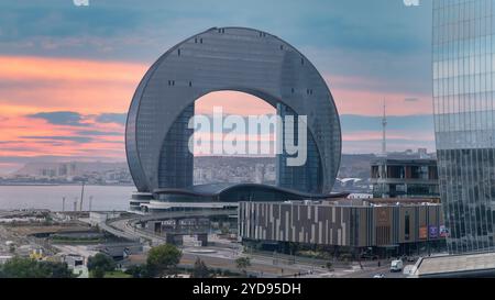 Bakou, Azerbaïdjan - 14 octobre 2024 : le projet de développement du croissant contre l'horizon de Bakou, mettant en valeur une architecture innovante au bord de la mer Caspienne à Azer Banque D'Images