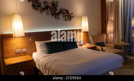 Bakou, Azerbaïdjan - 14 Oct 2024 : intérieur élégant de la chambre d'hôtel JW Marriott Absheron à Bakou, Azerbaïdjan. Literie moelleuse, décor moderne et Banque D'Images