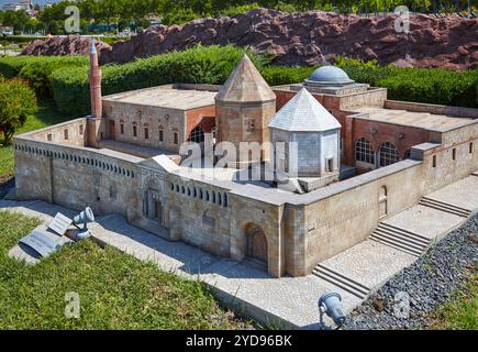 ISTANBUL, TURQUIE - 10 juillet, 2014 : Miniaturk park à Istanbul, Turquie. Alaeddin Mosque est le monument de Konya. Le bâtiment servait de la mosquée de Banque D'Images