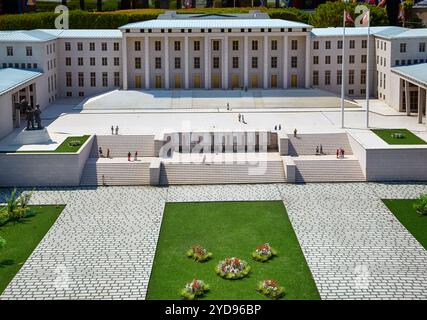 ISTANBUL, TURQUIE - 10 juillet, 2014 : Miniaturk park à Istanbul, Turquie. Copie à l'échelle de l'édifice de l'Assemblée nationale de la Turquie. Banque D'Images