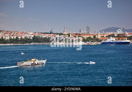 La vue sur la rive asiatique du Bosphore depuis le palais de Topkapi. Istanbul Banque D'Images