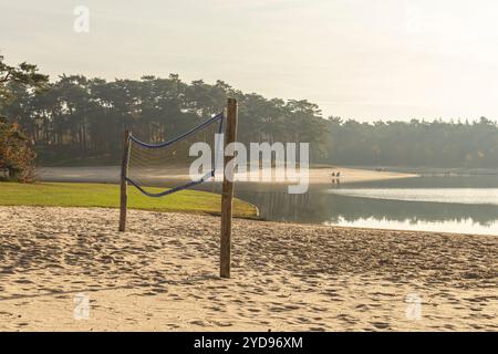 Terrain de Beach volley vide sur la rive d'un lac dans un parc forestier au début de l'automne matin Banque D'Images