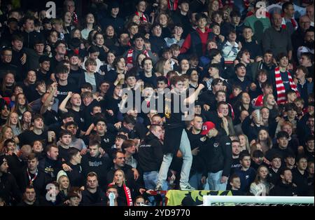 Kortrijk, Belgique. 25 octobre 2024. Les supporters de Kortrijk photographiés lors d'un match de football entre KV Kortrijk et Beerschot va, vendredi 25 octobre 2024 à Kortrijk, le jour 12 de la saison 2024-2025 de la première division du championnat belge 'Jupiler Pro League'. BELGA PHOTO VIRGINIE LEFOUR crédit : Belga News Agency/Alamy Live News Banque D'Images