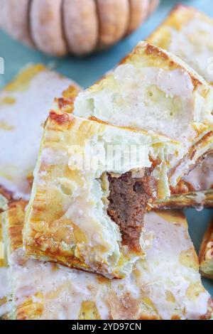 Délicieuses tartes à la citrouille maison prêtes à sauter dans le grille-pain pour une friandise automnale ou un petit déjeuner. Banque D'Images