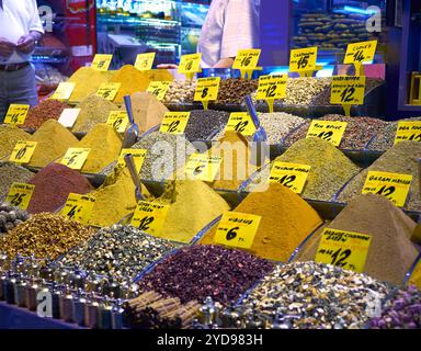 Les épices colorées sur le Spice Egyptian Bazaar. Istanbul. Turquie Banque D'Images