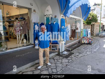 Détaillant de vêtements devant un magasin à Anacapri, île de capri, Campanie, Italie. Banque D'Images