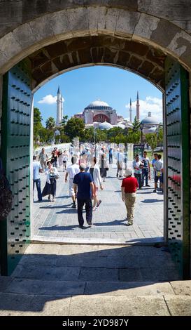 La vue sur Sainte-Sophie depuis la cour de la Mosquée bleue à Istanbul. Turquie Banque D'Images