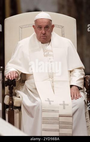 Rome, Basilique de San Giovanni in Laterano, Assemblée diocésaine avec le pape François : réparer le fossé : au-delà des inégalités . La rencontre a lieu à l'occasion du cinquantième anniversaire de la conférence sur la responsabilité des chrétiens face aux attentes de charité et de justice dans la ville de Rome, qui s'est tenue en février 1974 et est connue sous le nom de conférence sur les maux de Rome. Droit d'auteur : xAndreaxCalandrax Banque D'Images