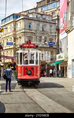 ISTANBUL, TURQUIE - le 13 juillet 2014 : Patrimoine les trams de la ligne de tramway Taksim-Tunel Nostalgie fonctionne sur la rue Istiklal entre la Place Taksim et sous Banque D'Images