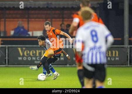 Volendam, pays-Bas. 25 octobre 2024. VOLENDAM - 25-10-2024, stade KRAS. Keukenkampioen divisie, saison 2024-2025. Pendant le match Volendam - Eindhoven, joueur de FC Volendam Robert Muhren vs joueur de FC Eindhoven Collin Seedorf crédit : Pro Shots/Alamy Live News Banque D'Images