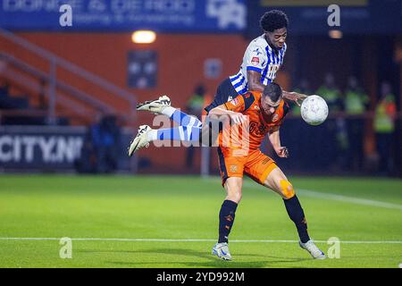 Volendam, pays-Bas. 25 octobre 2024. VOLENDAM - 25-10-2024, stade KRAS. Keukenkampioen divisie, saison 2024-2025. Pendant le match Volendam - Eindhoven, joueur de FC Volendam Robert Muhren vs joueur de FC Eindhoven Collin Seedorf crédit : Pro Shots/Alamy Live News Banque D'Images