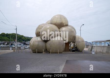 Abri à vélo Bubble par Sanaa Artwork sur l'île d'art de Naoshima au Japon Banque D'Images