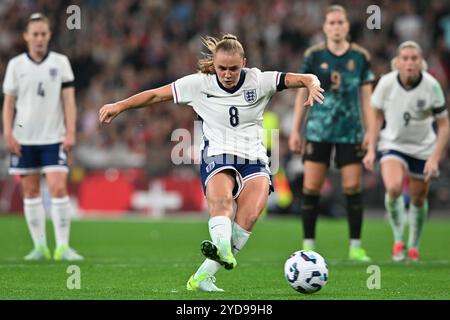 Georgia Stanway (8 Angleterre) marque depuis le point de penalty lors du match amical international entre l'Angleterre féminine et l'Allemagne au stade de Wembley, Londres, vendredi 25 octobre 2024. (Photo : Kevin Hodgson | mi News) crédit : MI News & Sport /Alamy Live News Banque D'Images