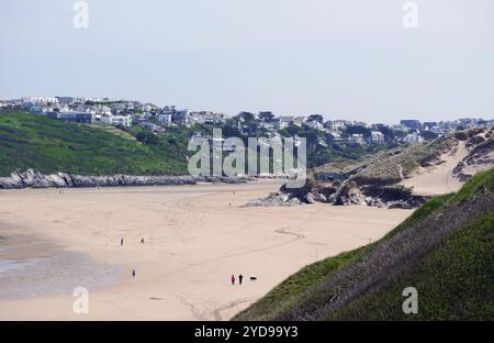 Promeneurs de chiens sur Holywell Beach près de Newquay depuis le sentier côtier du Sud-Ouest, Cornouailles du Nord, Angleterre, Royaume-Uni Banque D'Images