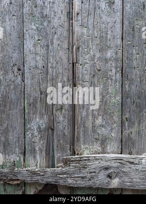 Gros plan d'une vieille porte en bois avec de la peinture pelable. Banque D'Images