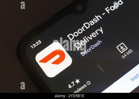 25 octobre 2024, Brésil. Dans cette illustration photo, le logo de l'application DoorDash est affiché sur l'écran d'un smartphone Banque D'Images