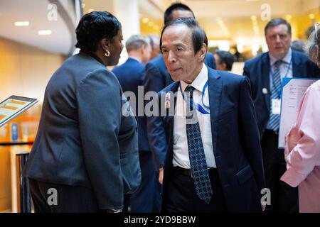 Washington, États-Unis. 25 octobre 2024. Le gouverneur de la Banque du Japon, Kazuo Ueda, arrive devant la session plénière du Comité monétaire et financier international (CMFI), lors des assemblées annuelles 2024 du Fonds monétaire international et du Groupe de la Banque mondiale, à Washington, DC, le vendredi 25 octobre, 2024. (Graeme Sloan/Sipa USA) crédit : Sipa USA/Alamy Live News Banque D'Images